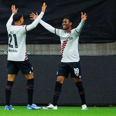 Bayer Leverkusens Nathan Tella (r.) feiert sein Tor zum 0:2 mit seinem Teamkollegen Amine Adli.