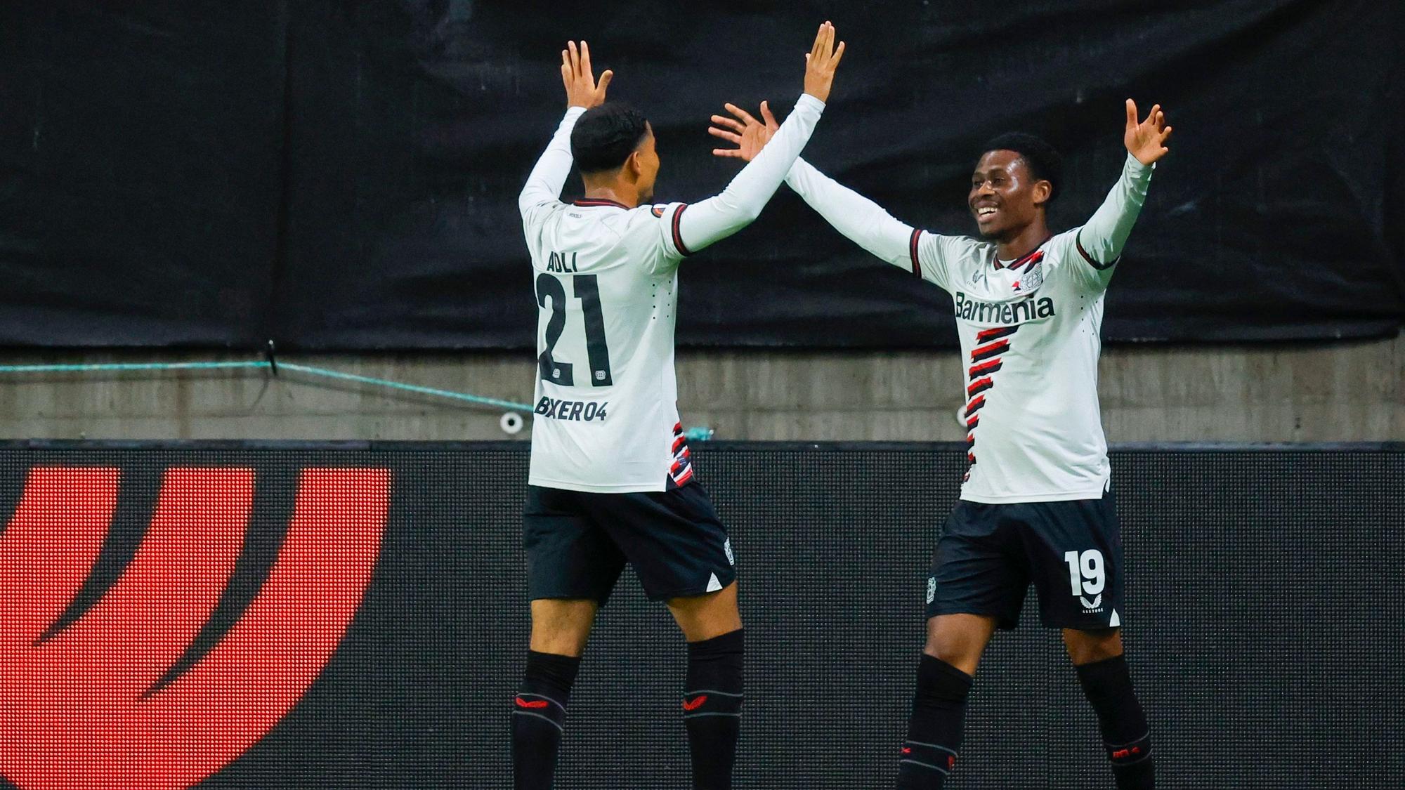 Bayer Leverkusens Nathan Tella (r.) feiert sein Tor zum 0:2 mit seinem Teamkollegen Amine Adli.