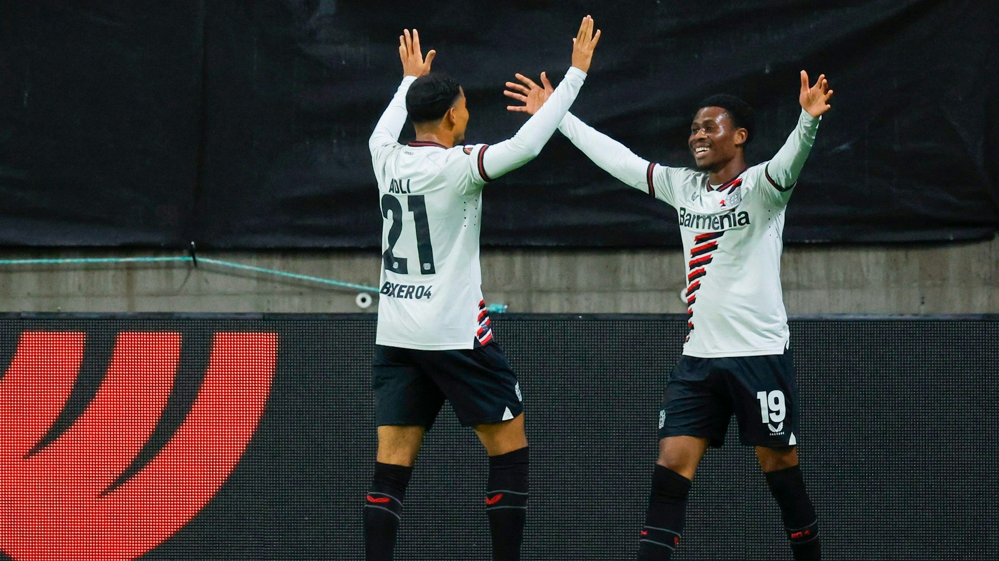 Bayer Leverkusens Nathan Tella (r.) feiert sein Tor zum 0:2 mit seinem Teamkollegen Amine Adli.