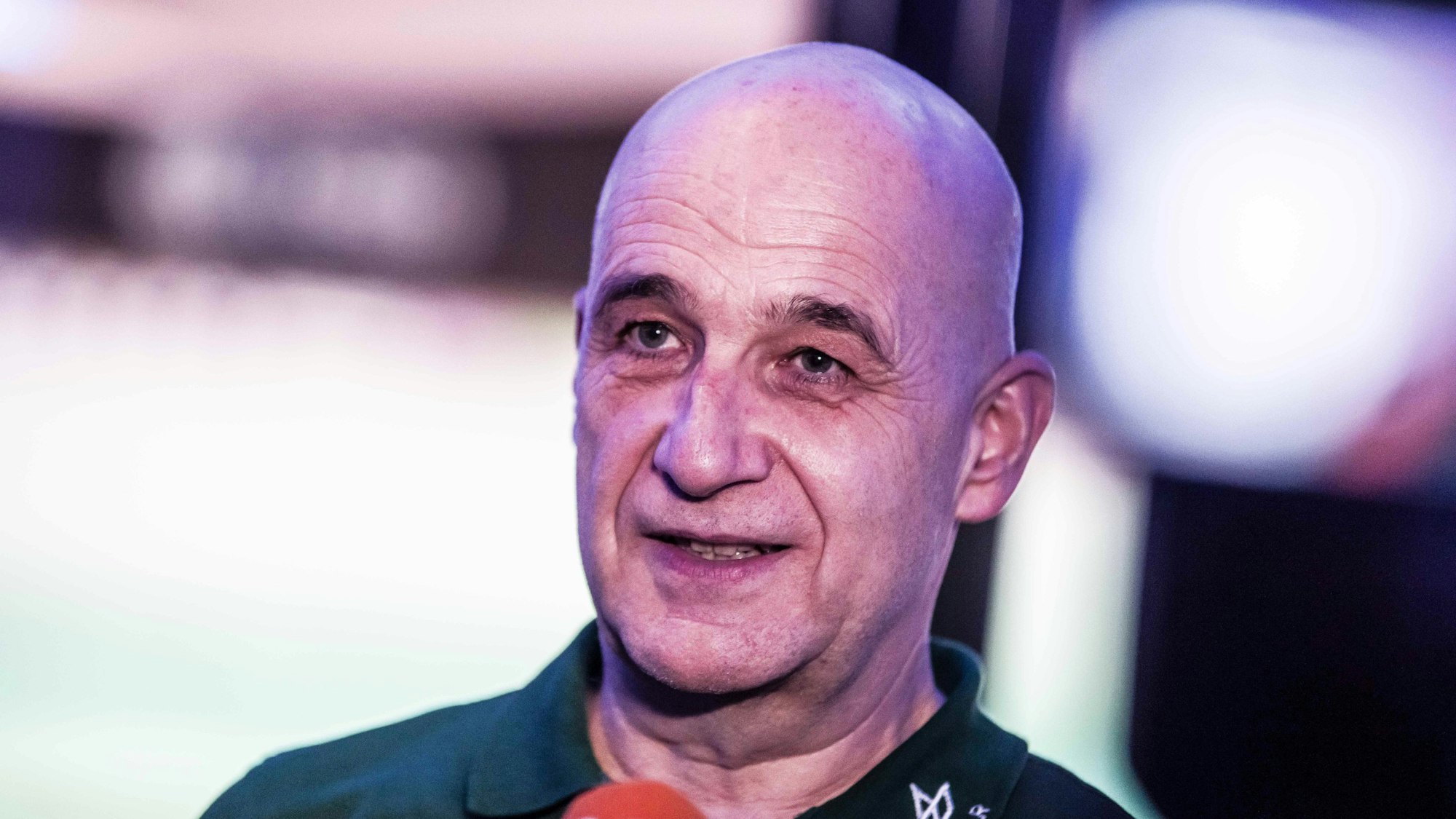 Oberpfaffenhofen, DLR Kontrolstation während Weltraumausstieg von ESA-Astronaut Matthias Maurer March 23, 2022, Oberpfaffenhofen, Bavaria, Germany: VOLKER SCHMID of Mission Control for the Cosmic Kiss mission. German Astronaut MATTHIAS MAURER accomplished a six-hour spacewalk outside of the International Space Station. The goal of the Extra Vehicular Activity EVA, spacewalk was to repair portions of the ammonia-based cooling systems by replacing hoses to the heat exchangers that control the ISS temperature. Other assignments include installing a new outside camera on the solar panels. The work was accomplished in cooperation with NASA s Raja Chari. Oberpfaffenhofen Germany - ZUMAb160 20220323_zbp_b160_012 Copyright: xSachellexBabbarx