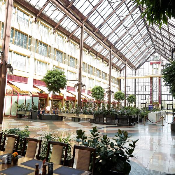 In der riesigen Halle des Hotels könnte eine Foodhall entstehen.
