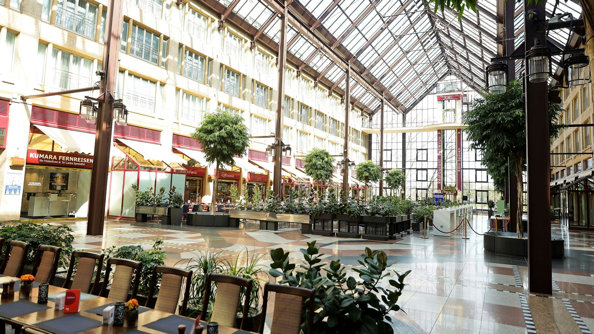 In der riesigen Halle des Hotels könnte eine Foodhall entstehen.