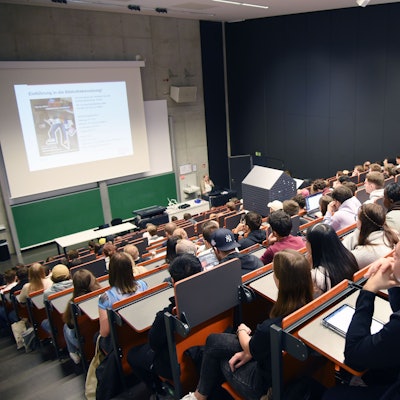 Ein voller Höhersaal in der Uni.