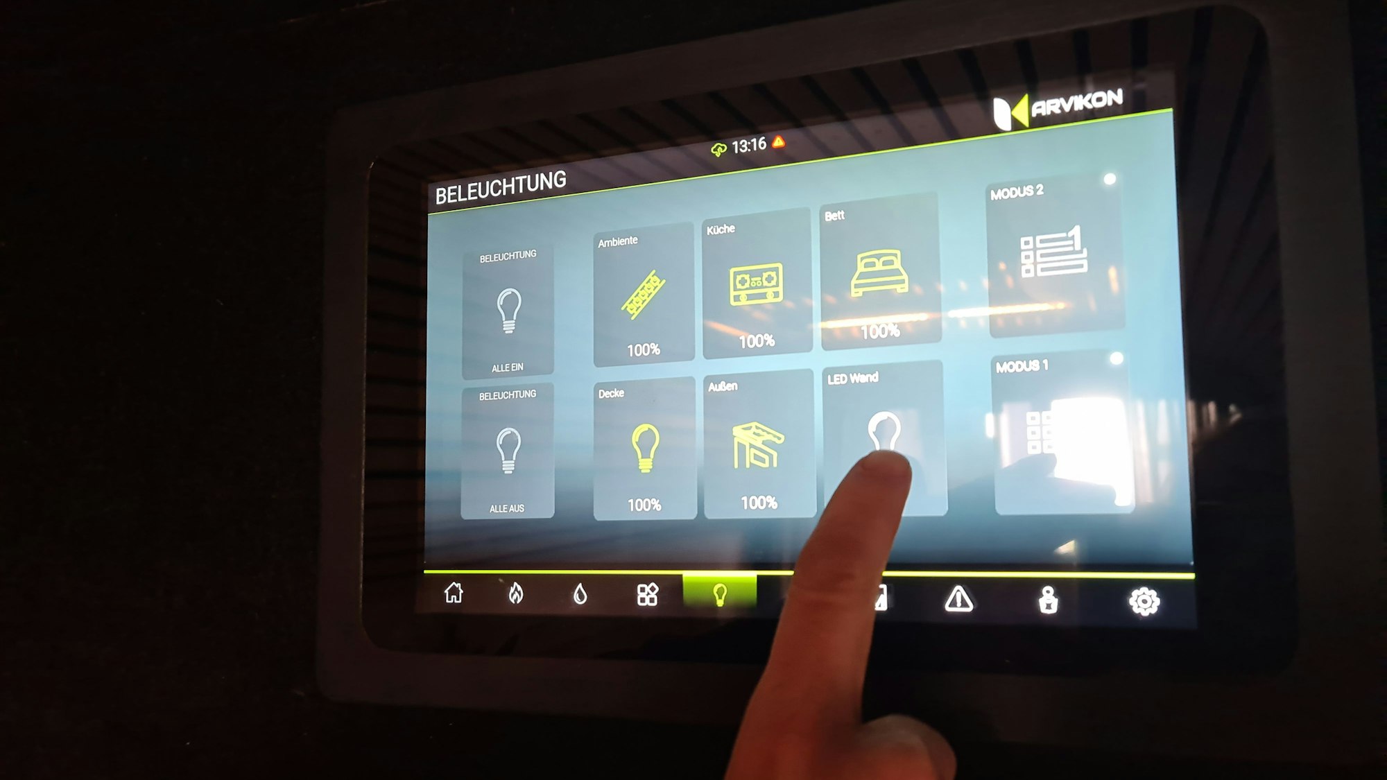 Ein Touchscreen mit mehreren Symbolen ist zu sehen.