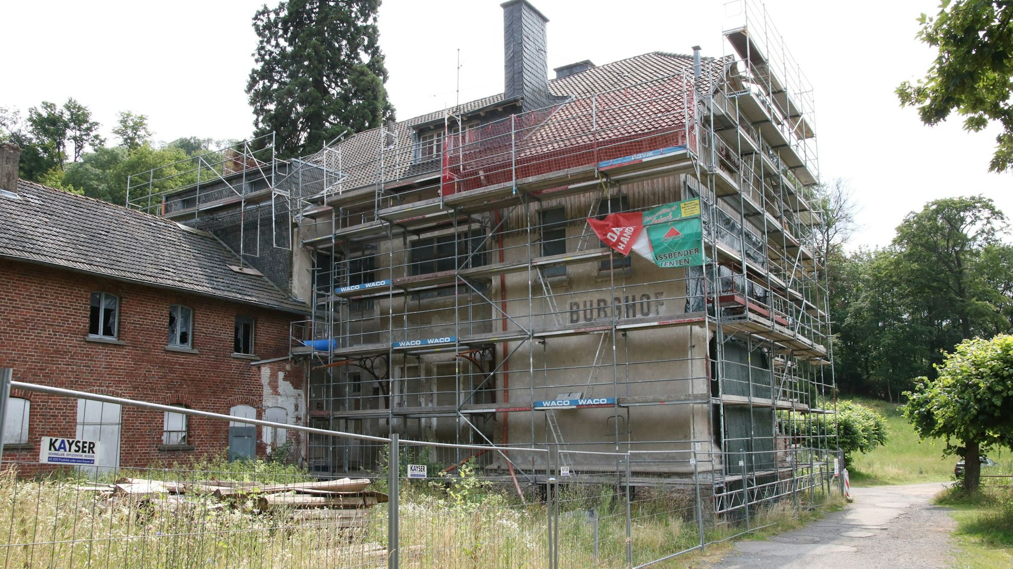 Der Burghof am Fuße des Drachenfelses ist mit einem Baugerüst umhüllt.