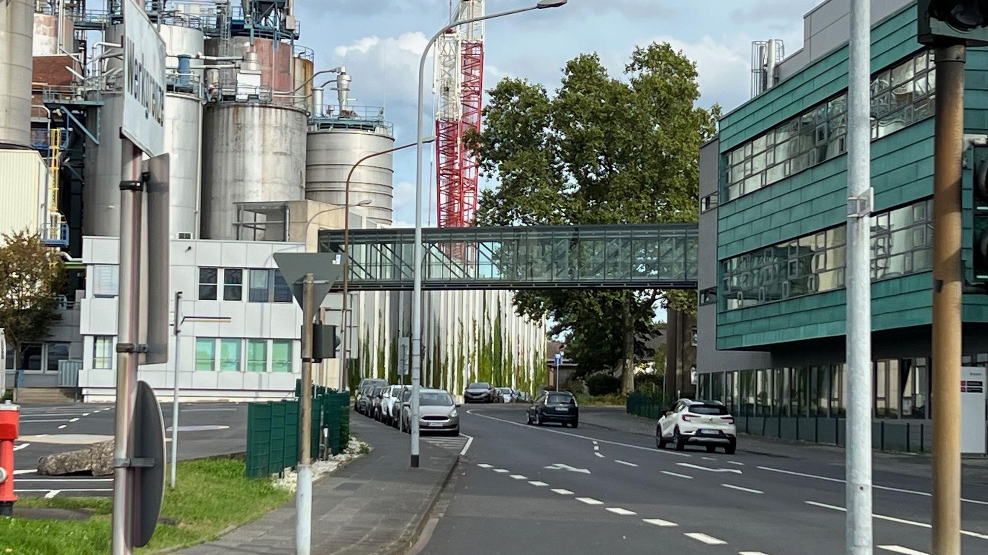Das Bild zeigt ein Industriewerk.