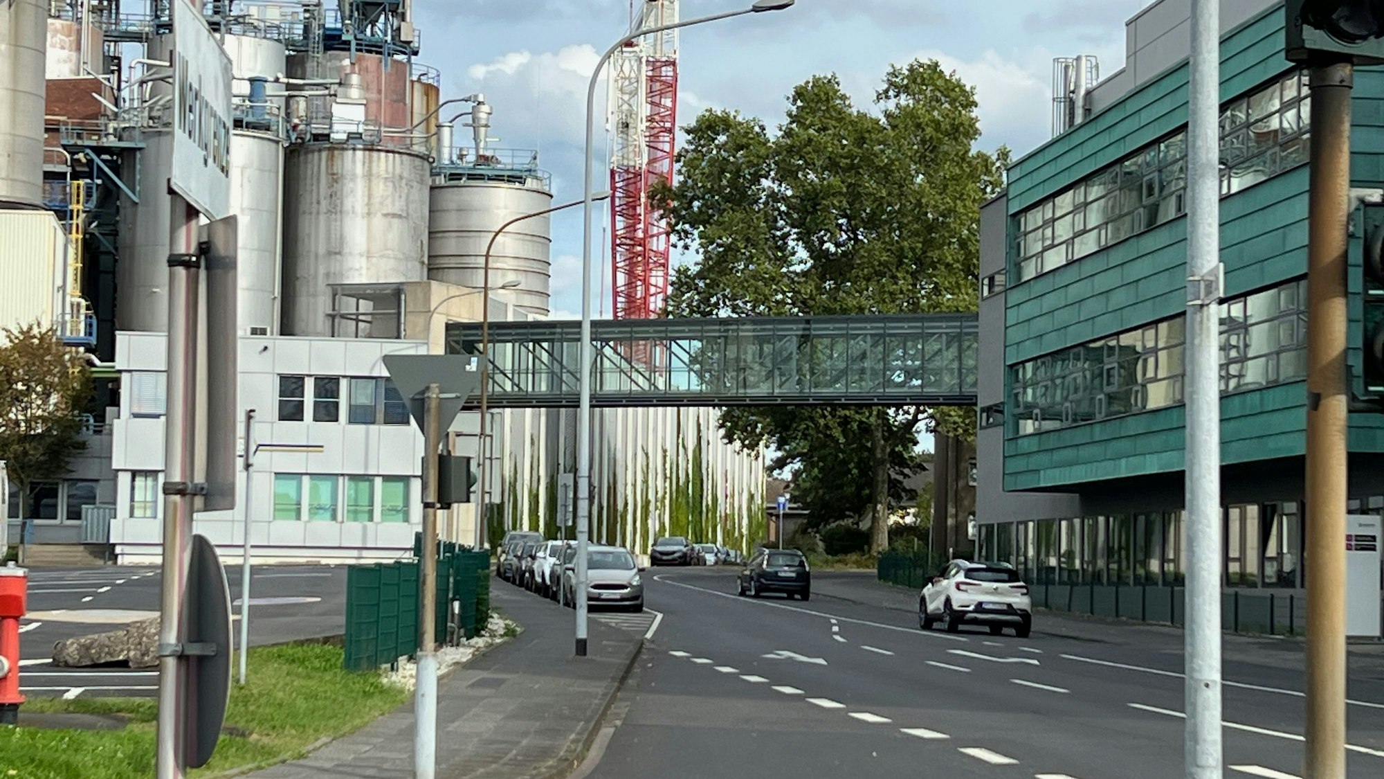 Das Bild zeigt ein Industriewerk.