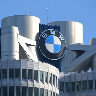 ARCHIV - 20.03.2019, Bayern, München: Das BMW-Logo auf dem Firmensitz des Automobilherstellers. BMW zeigt sich mit den Verkaufs- und Auftragszahlen zufrieden. (zu dpa "BMW-Finanzvorstand nach drittem Quartal hochzufrieden") Foto: Tobias Hase/dpa +++ dpa-Bildfunk +++