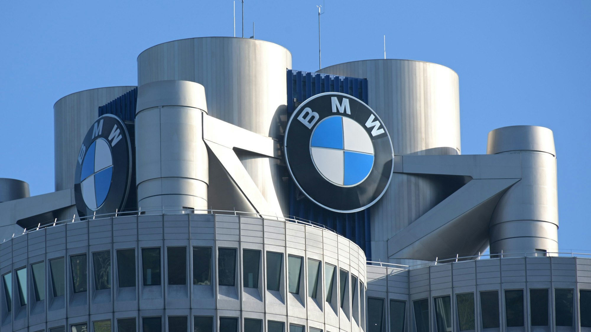 ARCHIV - 20.03.2019, Bayern, München: Das BMW-Logo auf dem Firmensitz des Automobilherstellers. BMW zeigt sich mit den Verkaufs- und Auftragszahlen zufrieden. (zu dpa "BMW-Finanzvorstand nach drittem Quartal hochzufrieden") Foto: Tobias Hase/dpa +++ dpa-Bildfunk +++