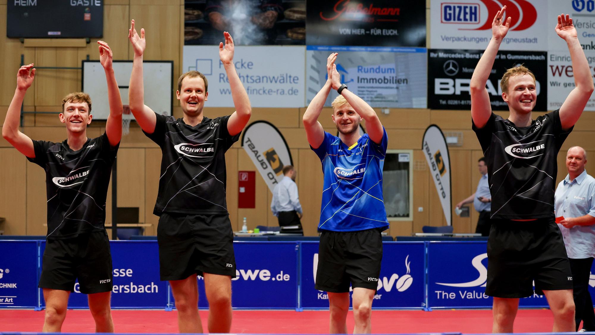 Die Mannschaft des TTC Schwalbe Bergneustadt applaudiert in Richtung der Fans.