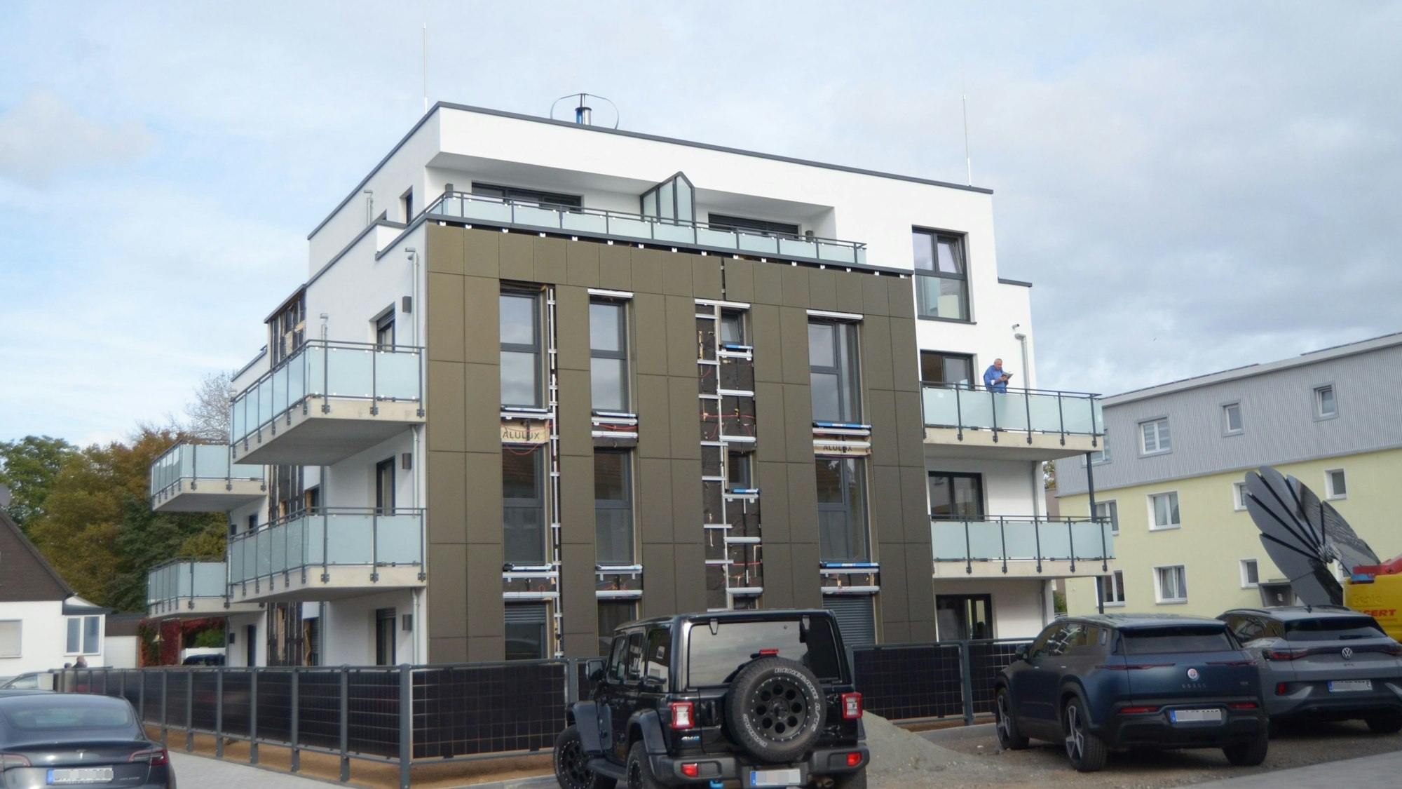 Das neue Haus der Euskirchener Baugesellschaft Eugebau umfasst vier Geschosse. Die Wohnungen haben Balkone oder Terrassen, die Fassade besteht zum Teil aus Fotovoltaik-Modulen.