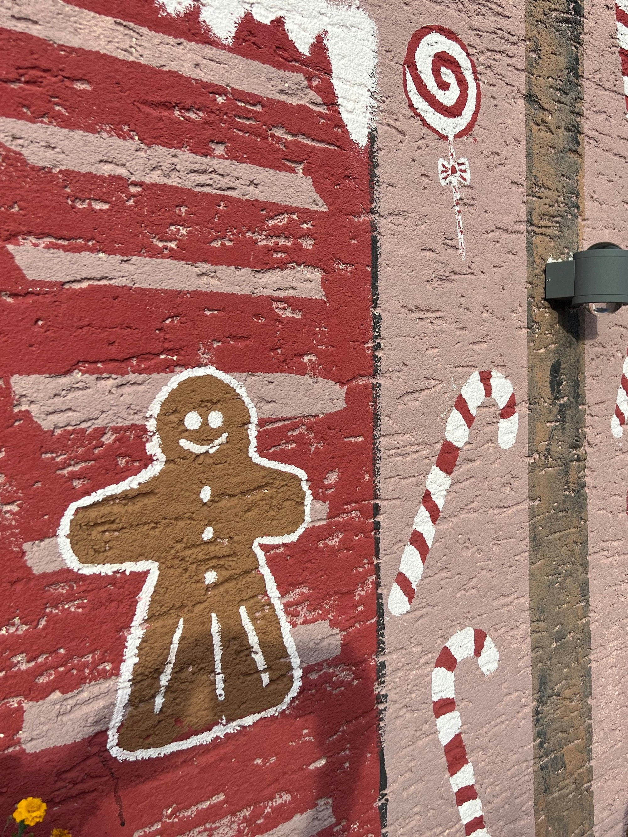 Das Bild zeigt eine bemalte Fassade.