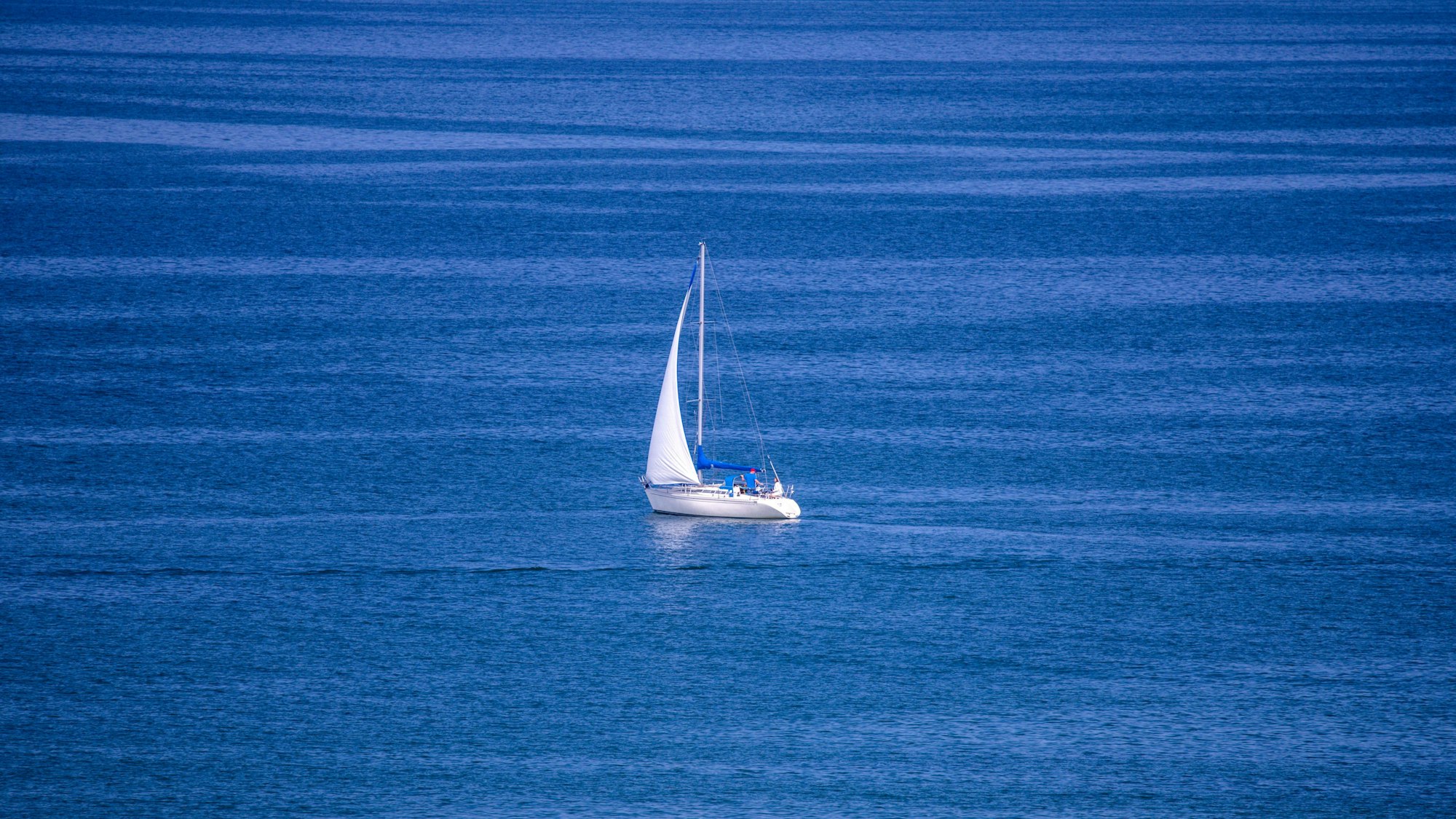 Ein Segelboot kreuzt auf der Ostsee vor Warnemünde.