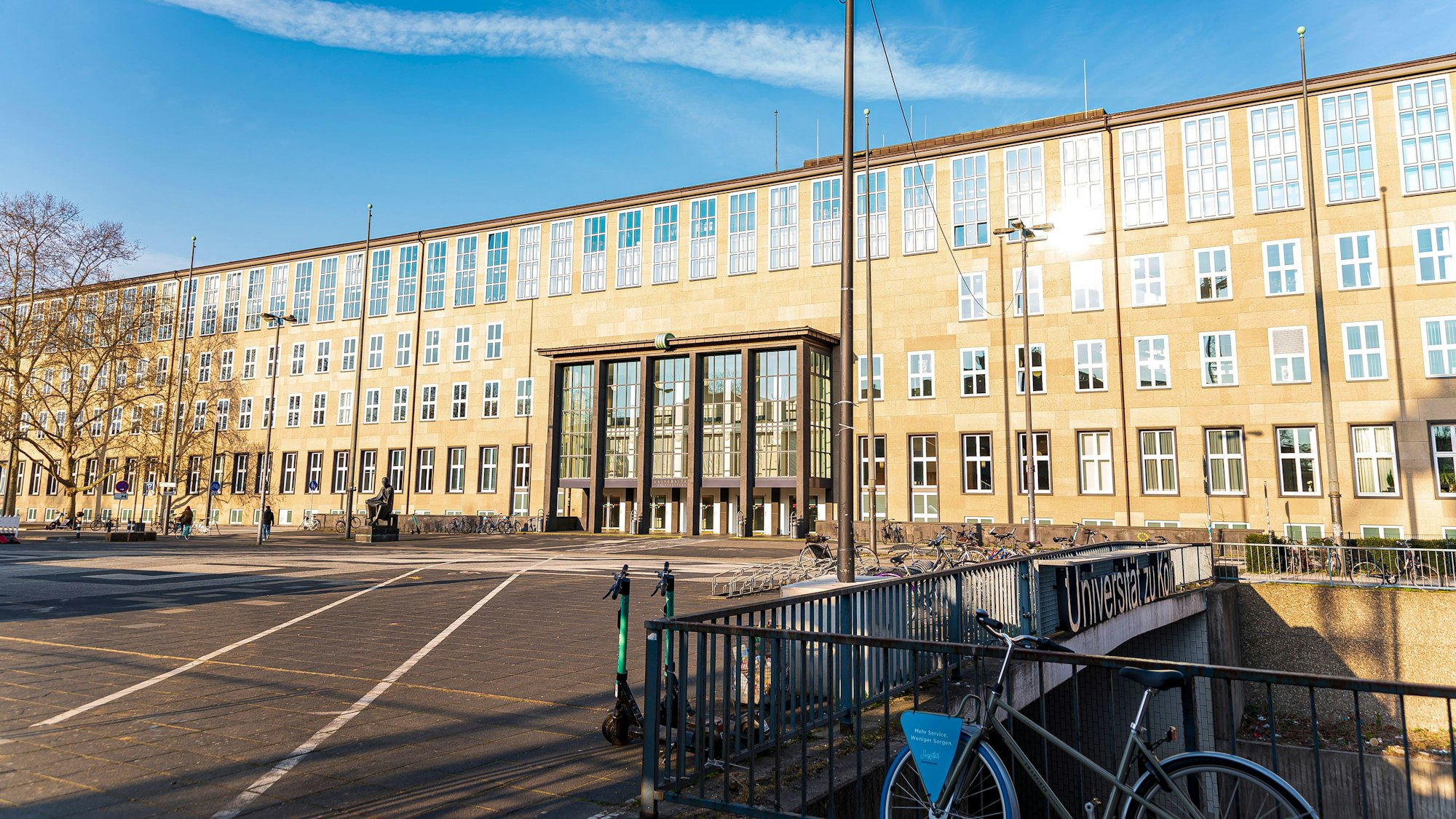 Das Bild zeigt das Hauptgebäude der Universität zu Köln am Albertus-Magnus-Platz.