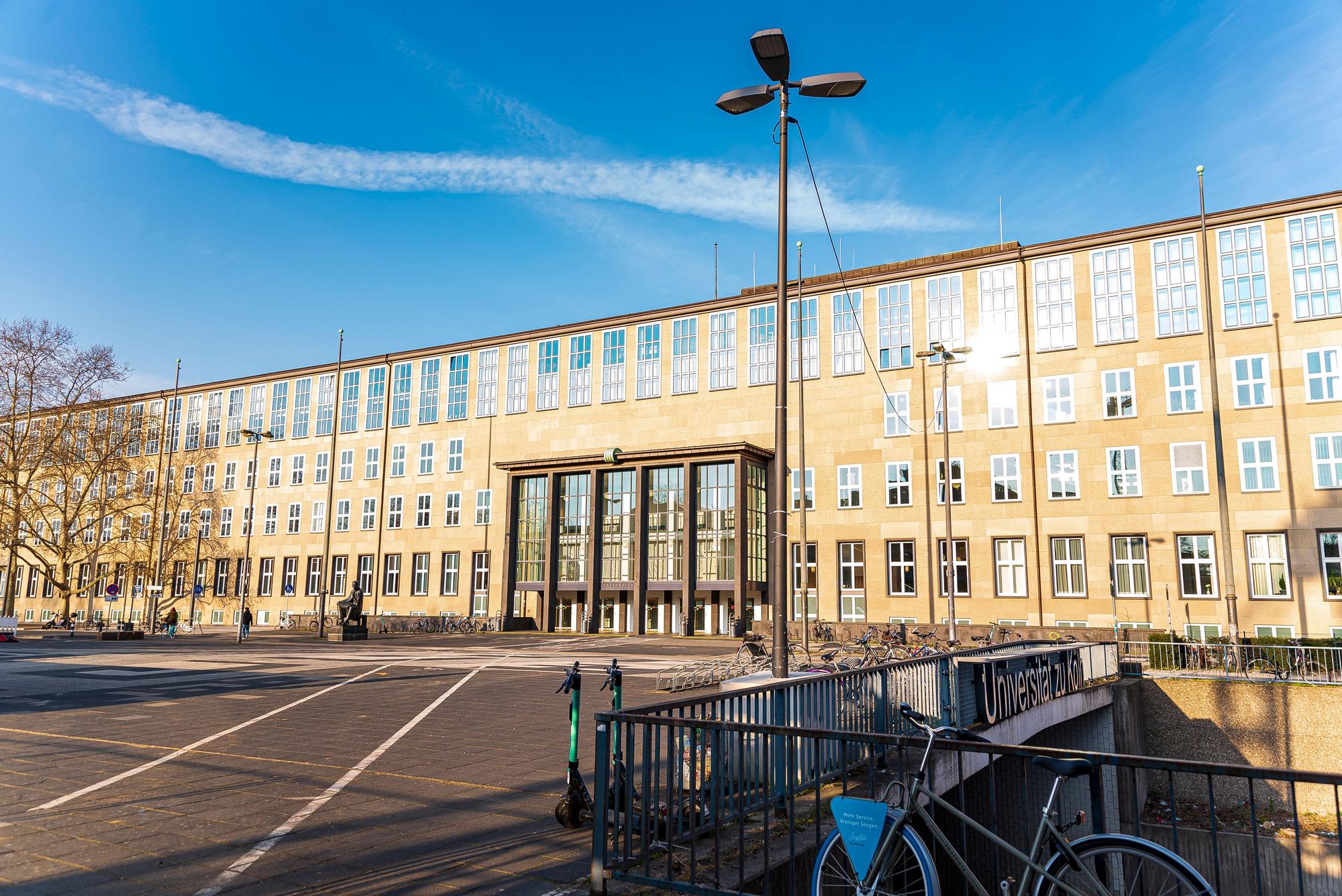 Blick auf das Hauptgebäude der Uni Köln