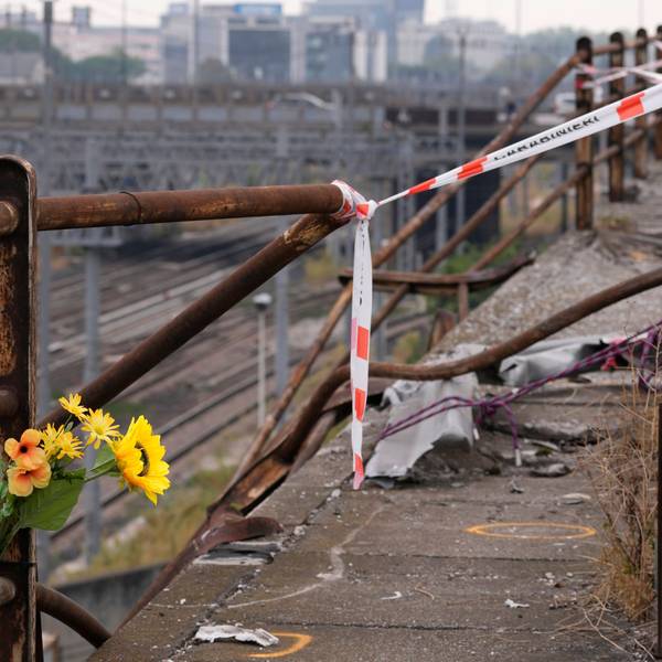 Ein Strauß Plastikblumen ist nach einem Busunglück nahe der Unfallstelle angebracht.
