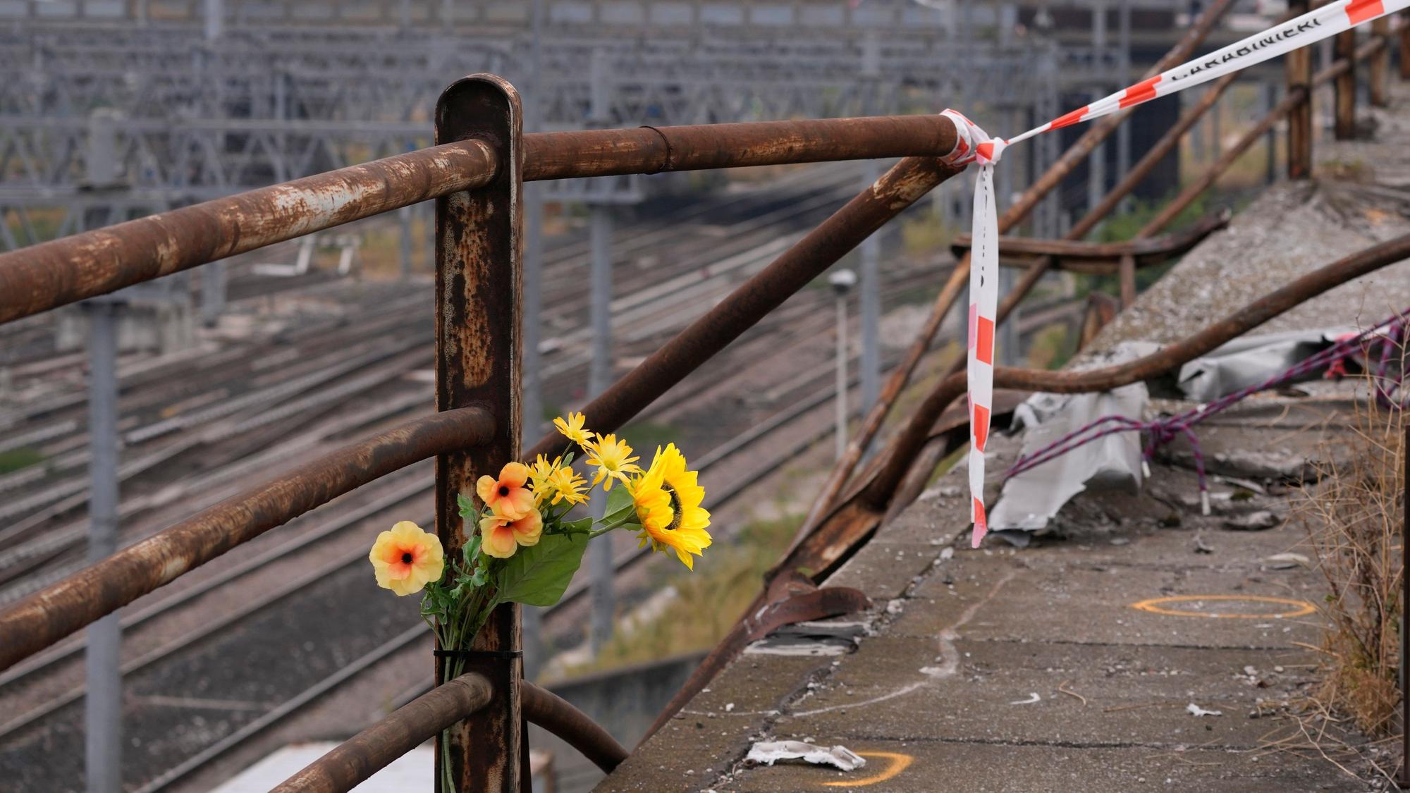 Ein Strauß Plastikblumen ist nach einem Busunglück nahe der Unfallstelle angebracht.