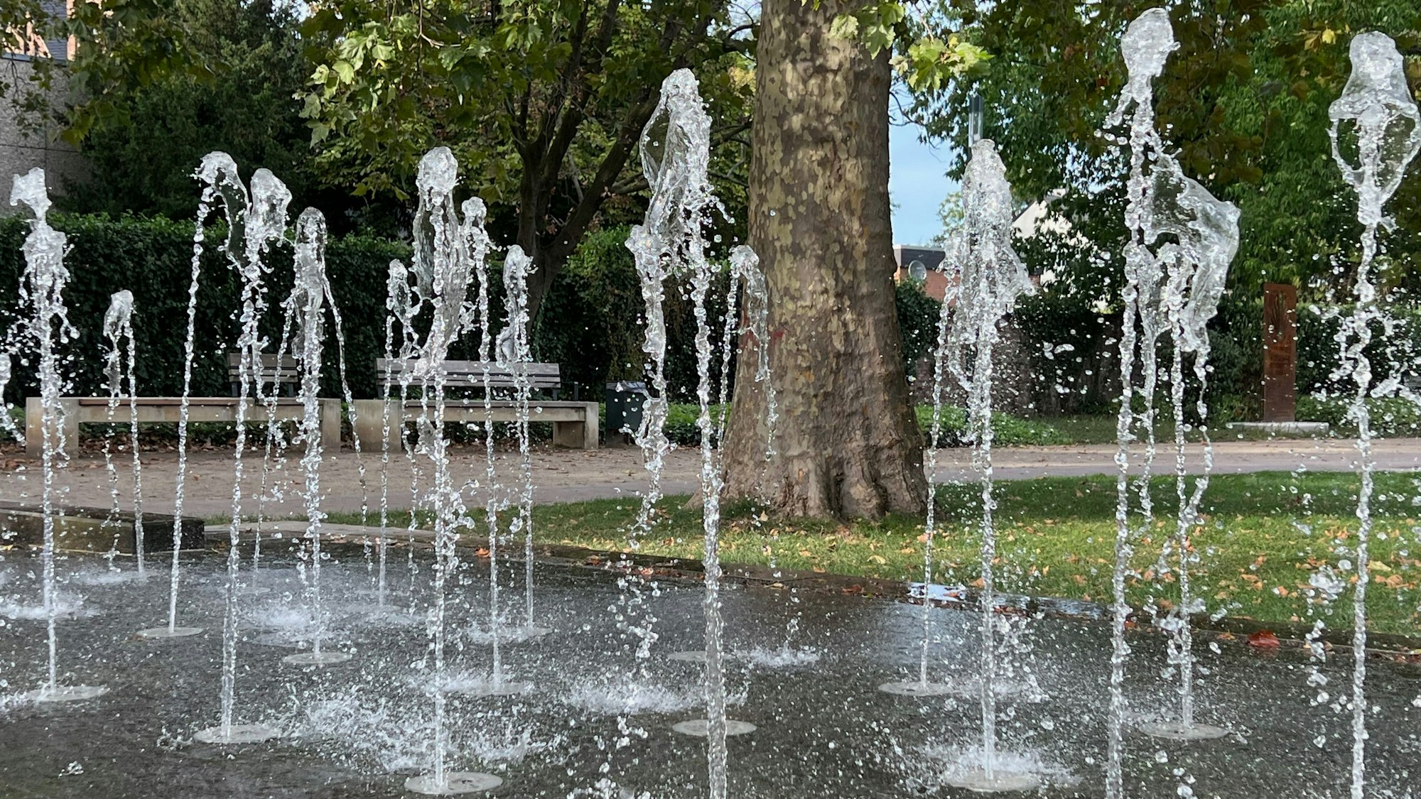 Das Bild zeigt mehrere Springbrunnen.