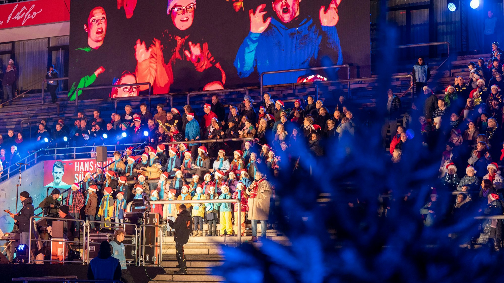 23.12.2022, Köln: Südkurven-Chöre bei Loss mer Weihnachtsleeder singe 2022, Mitsingkonzert im RheinEnergie-Stadion Foto: Uwe Weiser