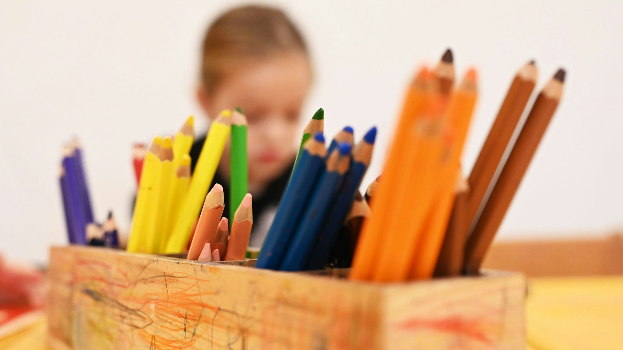 In der multireligiösen Kita Irenicus malt ein Kind mit Buntstiften.