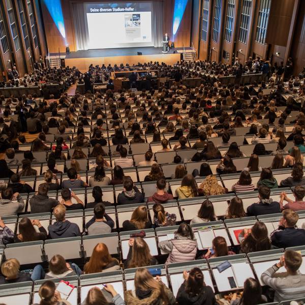 Blick in einen vollen Hörsaal