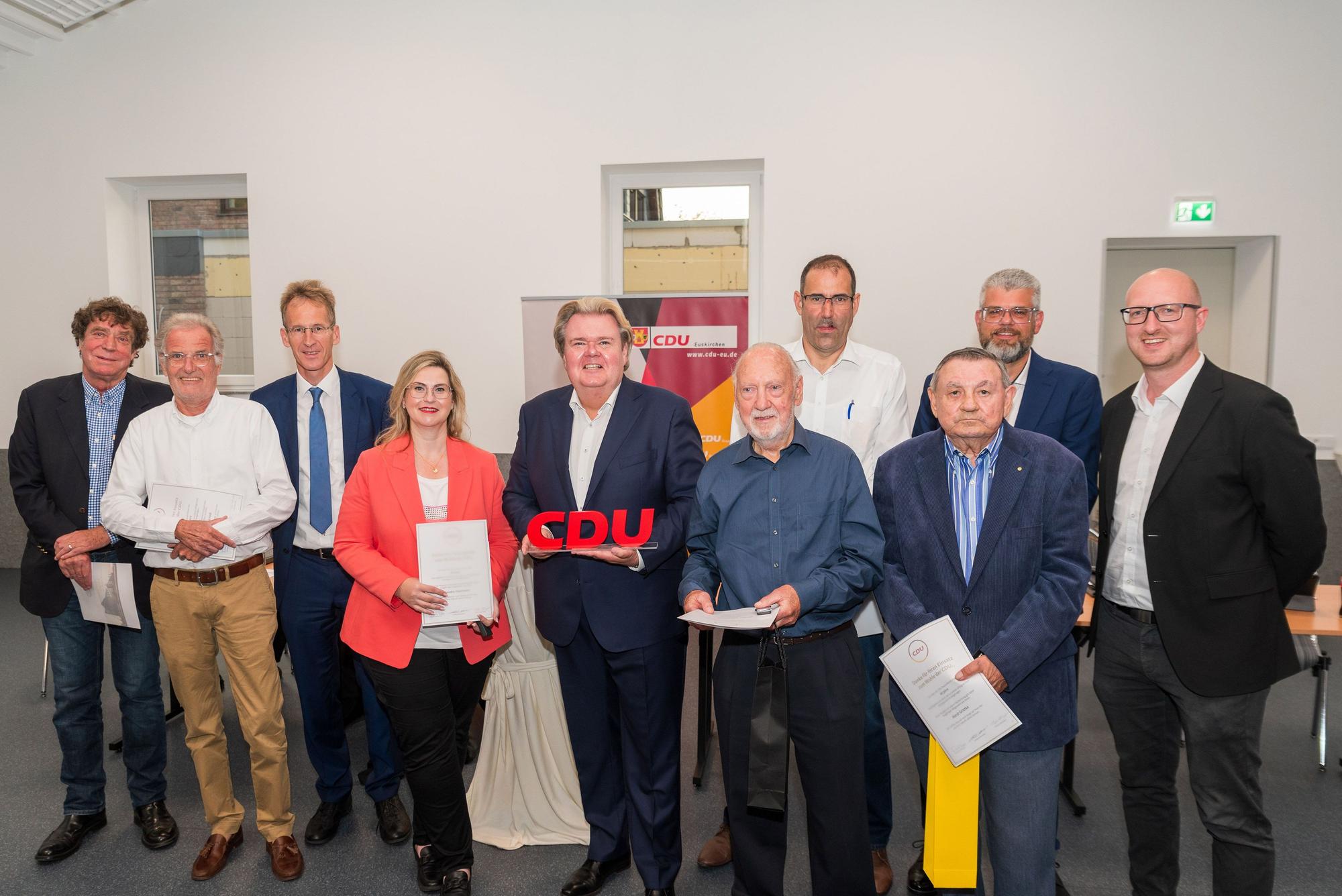 Die Jubilare des CDU-Stadtverbandes Euskirchen mit ihren Urkunden nehmen den Vorsitzenden in ihre Mitte.