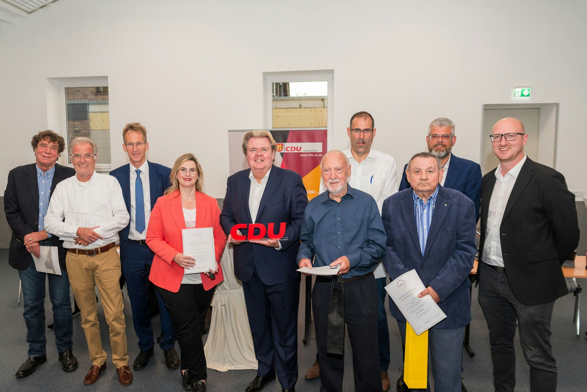 Die Jubilare des CDU-Stadtverbandes Euskirchen mit ihren Urkunden nehmen den Vorsitzenden in ihre Mitte.