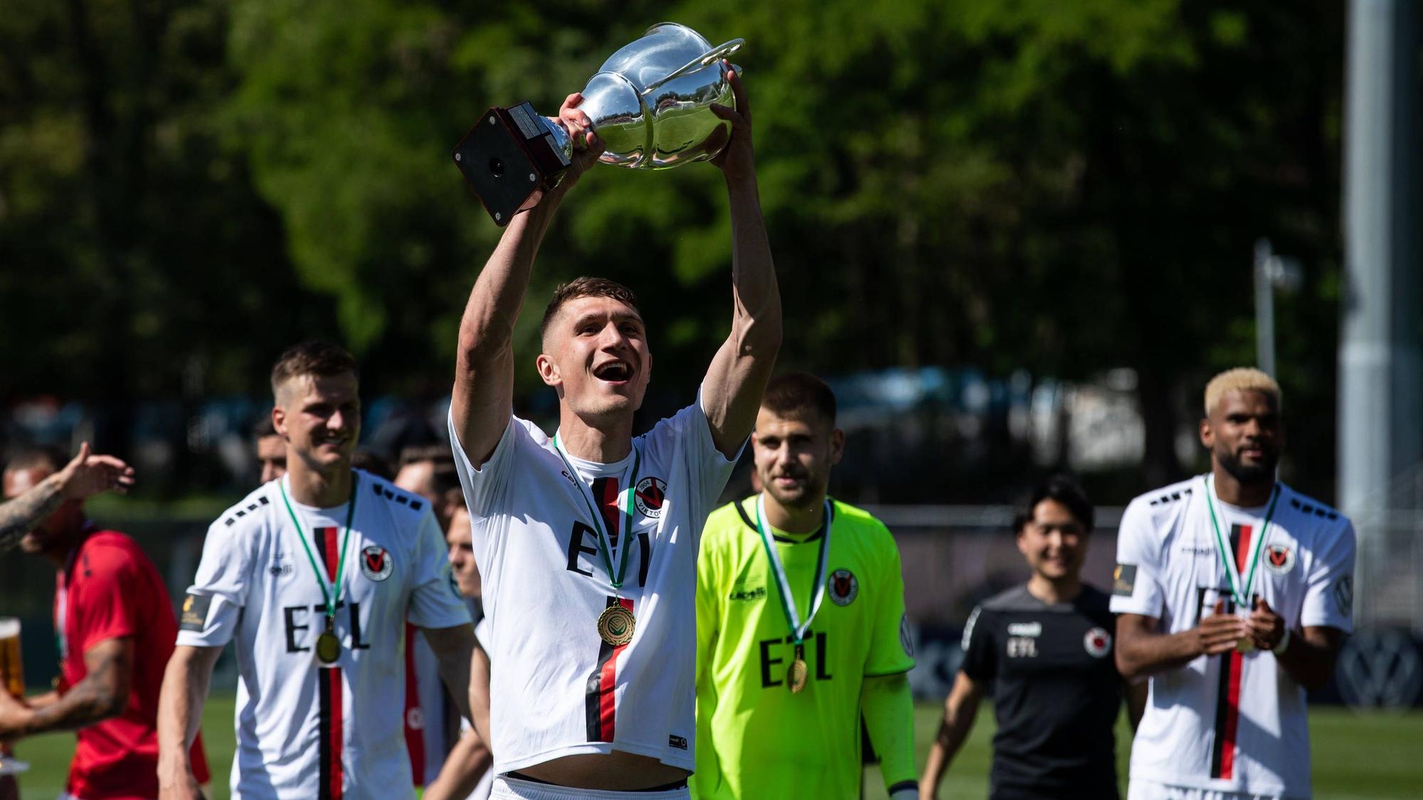 Bitburger-Pokalfinale 2023: 1. FC Dueren - Viktoria Koeln Christoph Greger Viktoria Koeln, 15 mit dem Pokal Finaltag der Amateure Bitburger-Pokalfinale 2023: 1. FC Dueren - Viktoria Koeln, Koeln, Sportpark Hoehenberg, 03.06.2023 *** Bitburger Cup Final 2023 1 FC Dueren Viktoria Koeln Christoph Greger Viktoria Koeln, 15 with the cup final day of the amateurs Bitburger Cup Final 2023 1 FC Dueren Viktoria Koeln, Koeln, Sportpark Hoehenberg, 03 06 2023 Copyright: xBEAUTIFULxSPORTS/Buriakovx