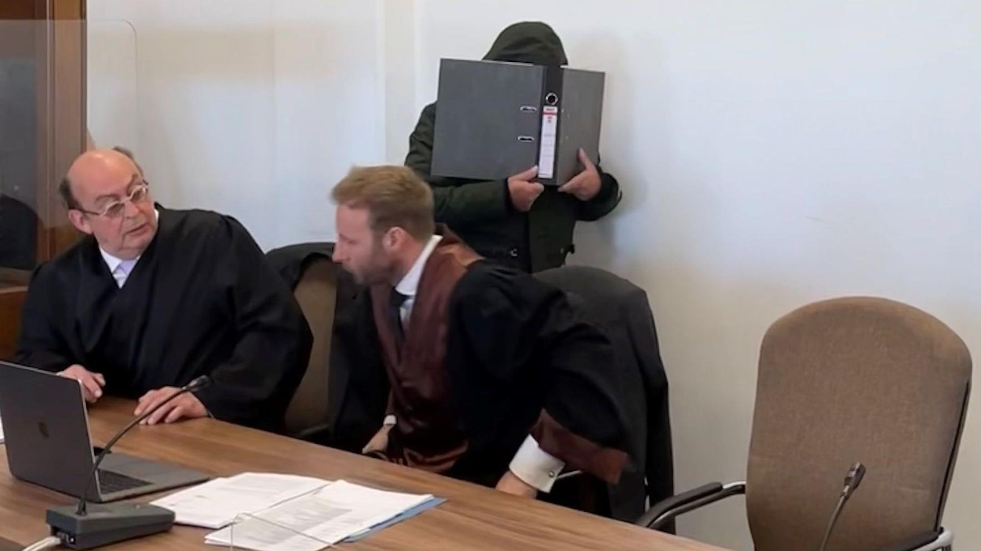 Der Angeklagte und die Verteidiger Uwe Krechel und Marc Piel.