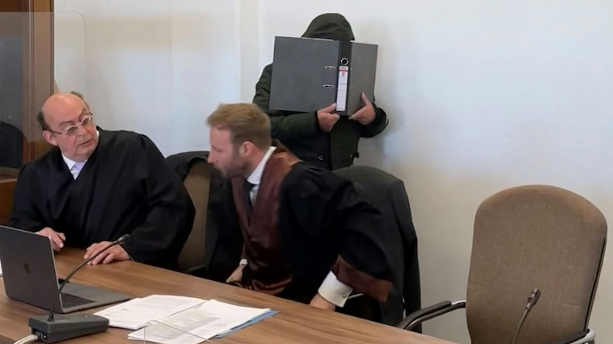 Der Angeklagte und die Verteidiger Uwe Krechel und Marc Piel.
