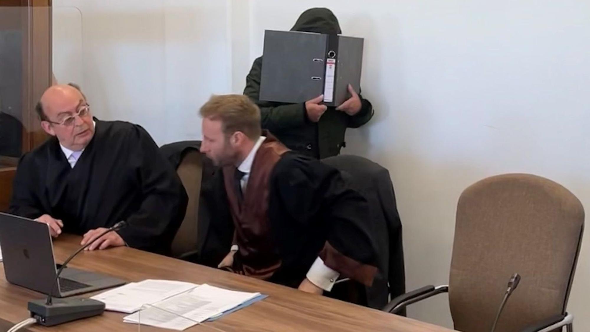 Der Angeklagte und die Verteidiger Uwe Krechel und Marc Piel im Landgericht Köln.