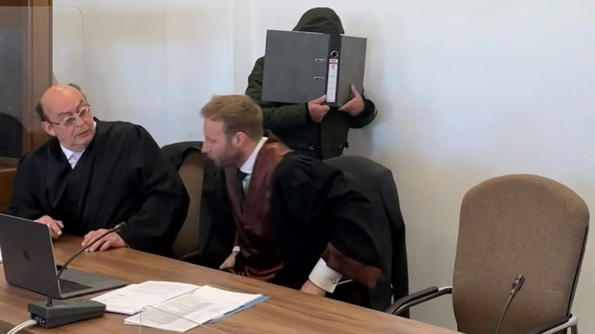 Der Angeklagte und die Verteidiger Uwe Krechel und Marc Piel im Landgericht Köln.