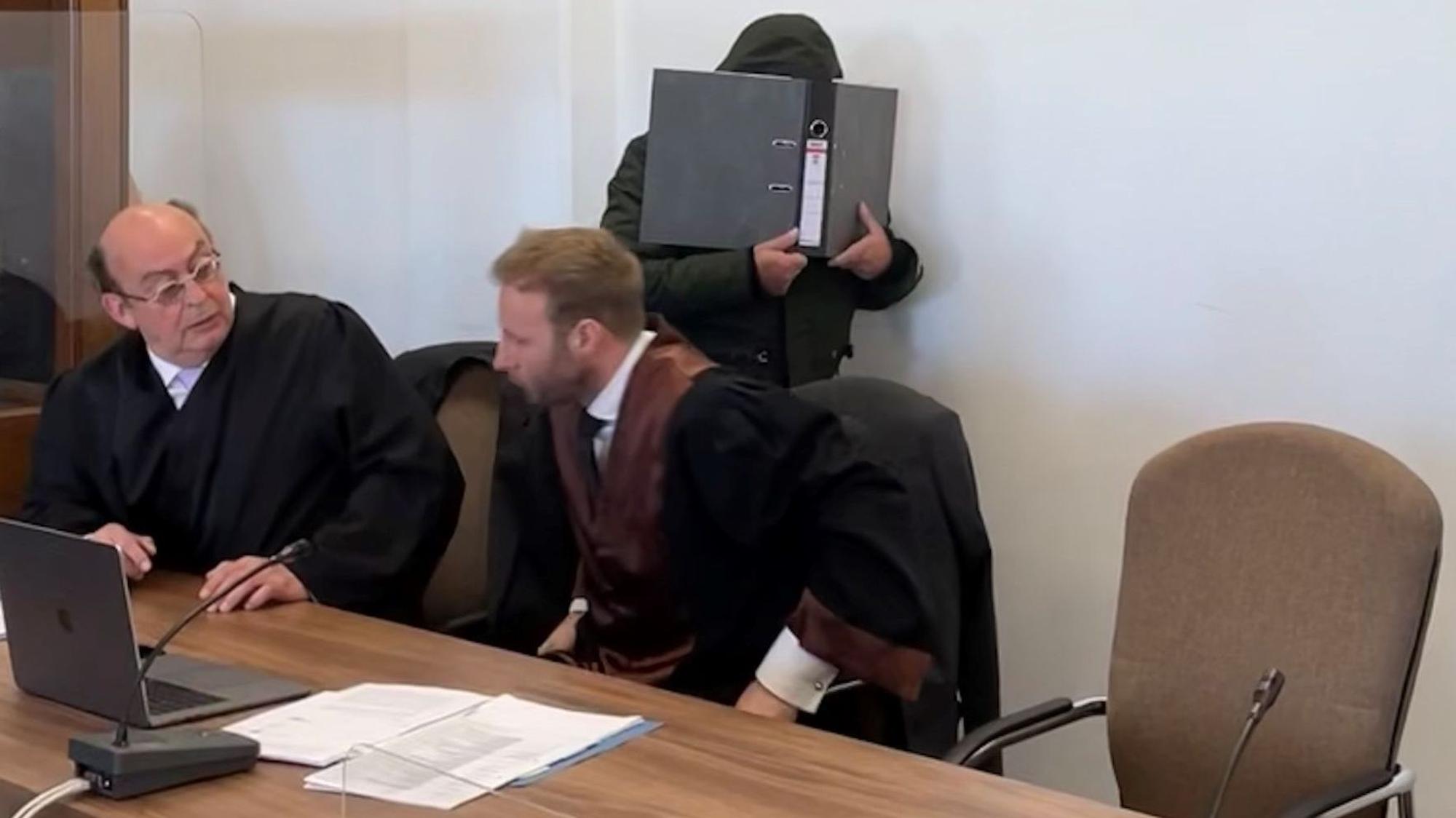 Der Angeklagte und die Verteidiger Uwe Krechel und Marc Piel im Kölner Landgericht.