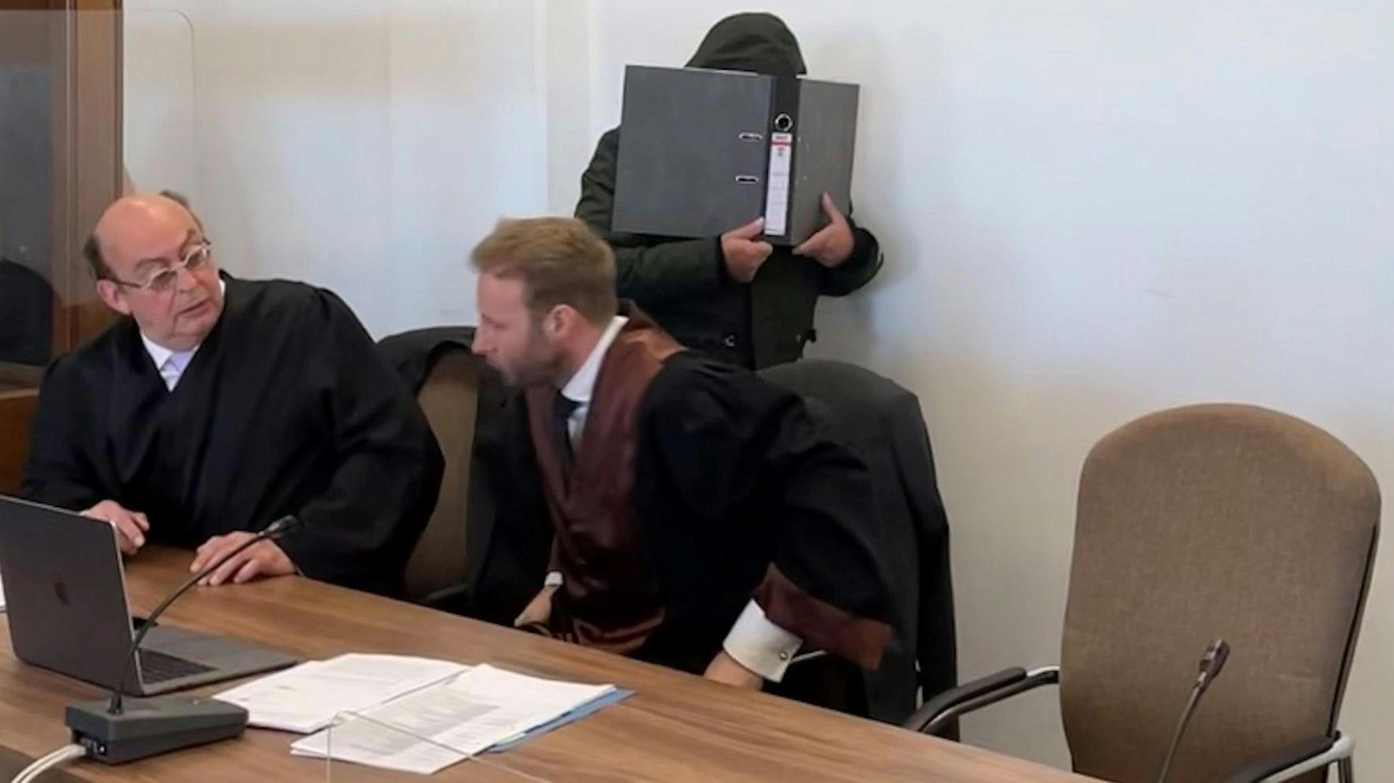 Der Angeklagte und die Verteidiger Uwe Krechel und Marc Piel.
