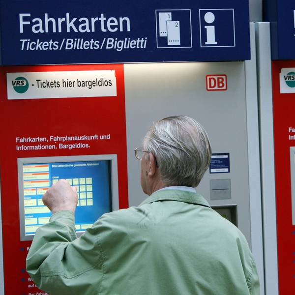 Ein Mann steht in Köln vor einem Fahrkartenautomaten der Bahn. (Archivbild)
