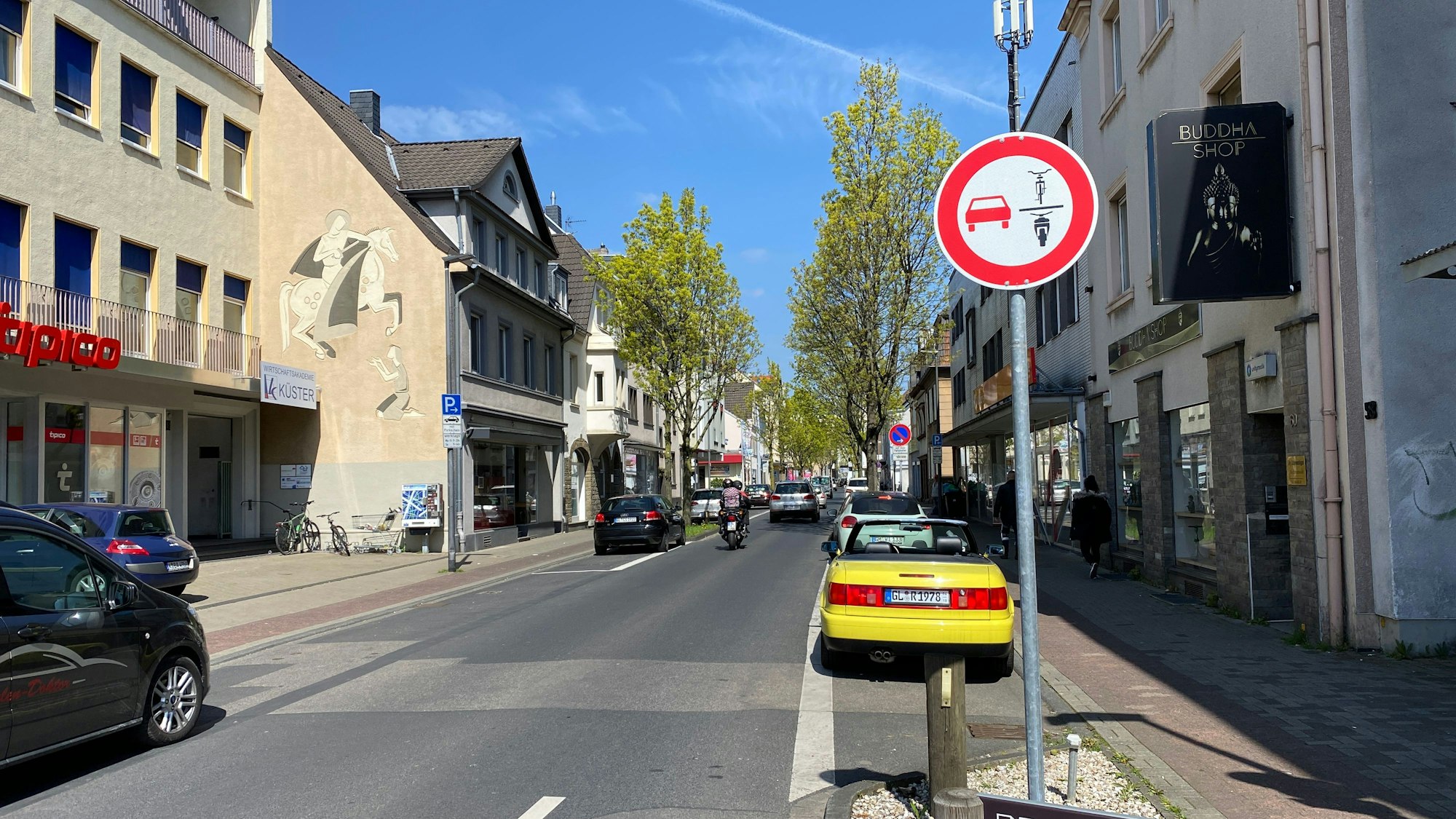 Die untere Hauptstraße in Bergisch Gladbach ist eine enge Einbahnstraße, auf der aus Sicherheitsgründen Autos Fahrräder nicht überholen dürfen.
