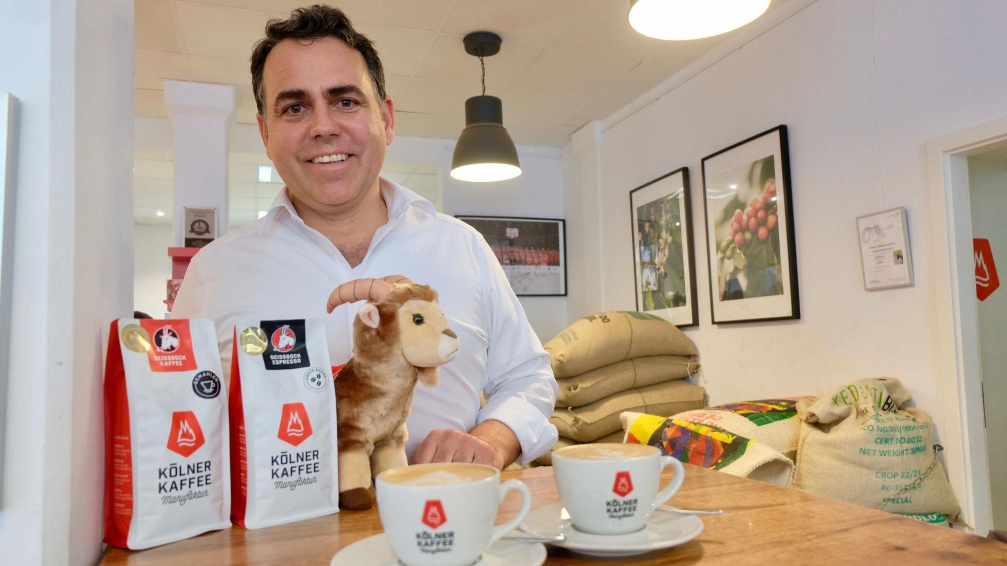 Georg Hempsch, Betreiber der Köllner Kaffeemanufaktur, vor einer Auswahl Kaffee.