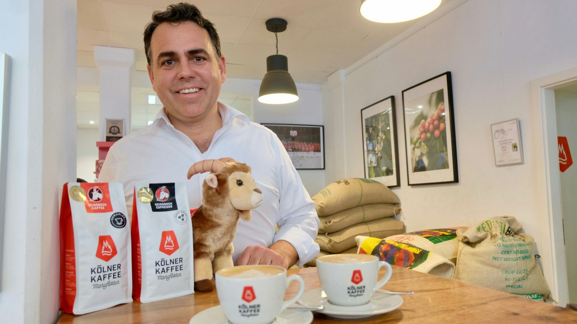 Georg Hempsch, Betreiber der Köllner Kaffeemanufaktur, vor einer Auswahl Kaffee.