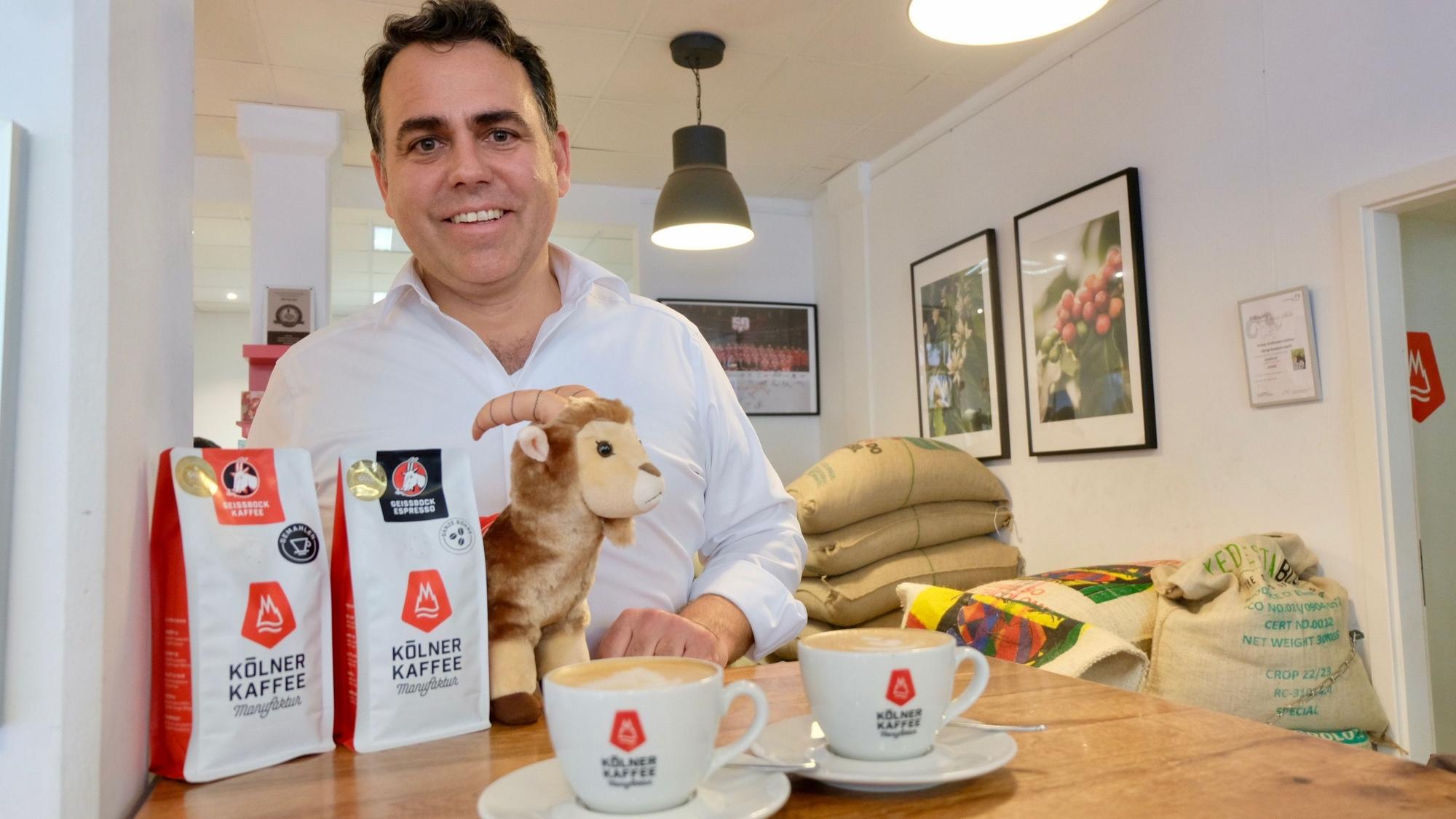 Kaffeeröster Gregor Hempsch steht an einem Tisch mit Kaffee.