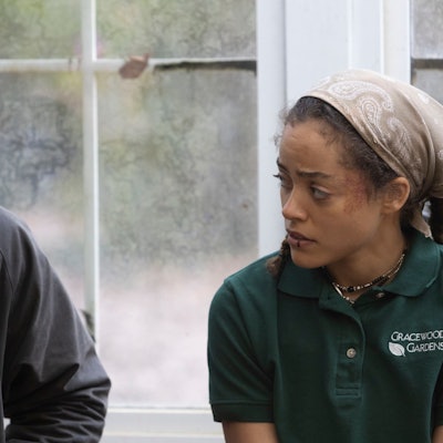 Joel Edgerton and Quintessa Swindell sehen einander in die Augen.