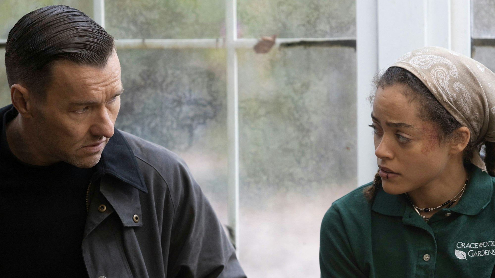 Joel Edgerton and Quintessa Swindell sehen einander in die Augen.