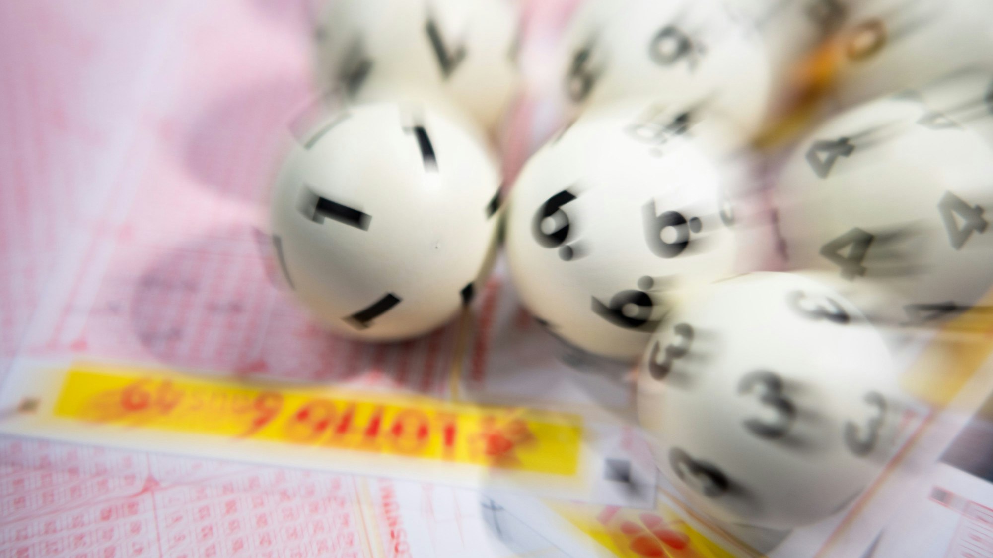 Lotto-Kugeln liegen auf einem Lottoschein.