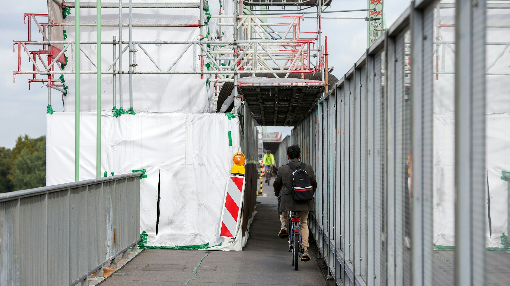 Zu schmal sei dieser Tunnel durch das Baugerüst auf der Rodenkirchener Brücke. Daher hat die Stadt Köln den Weg auf der Nordseite für Fahrräder gesperrt.