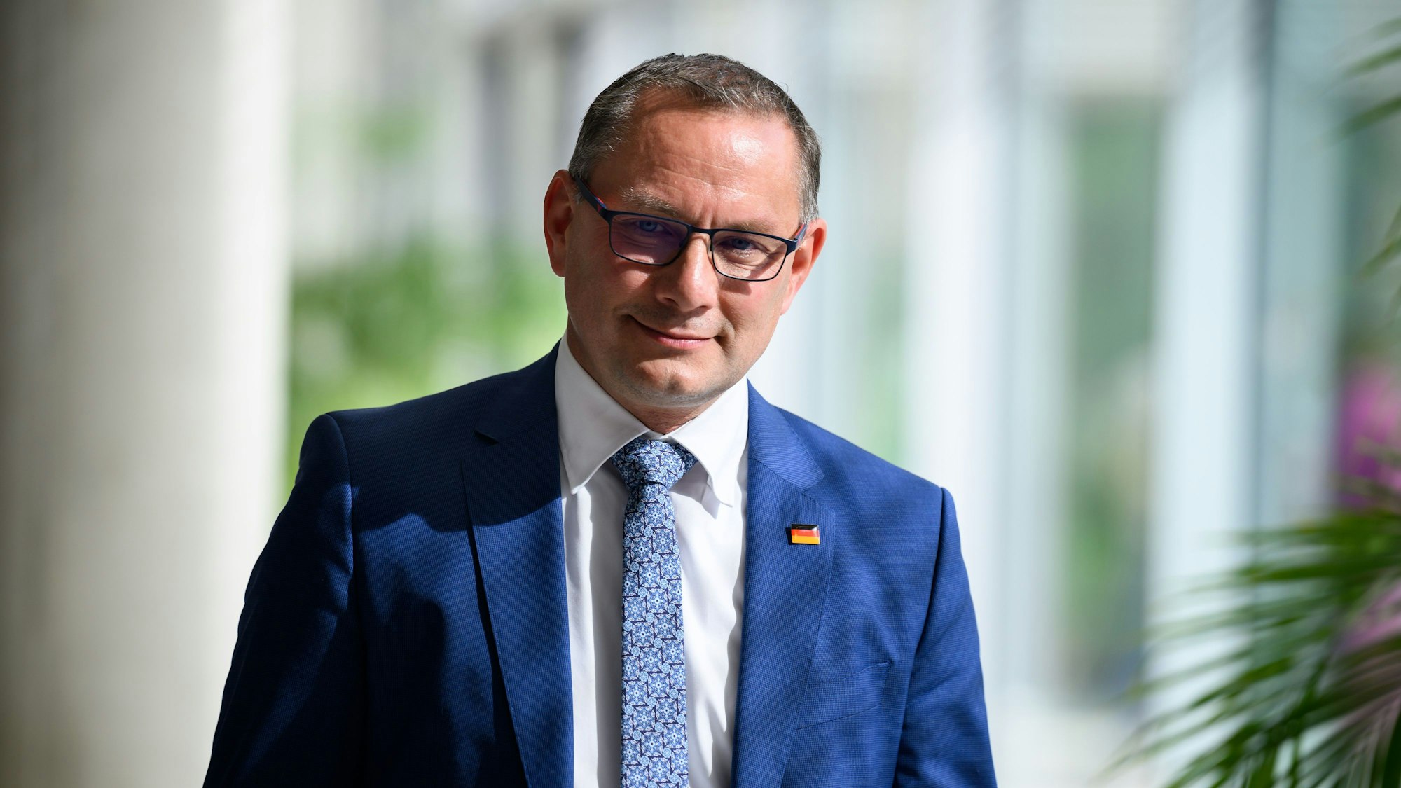 Tino Chrupalla, Vorsitzender der AfD-Bundestagsfraktion, soll über Schmerzen und Übelkeit geklagt haben, eine Parteikollegin spricht von einer „Herzstörung“. Konkrete Hinweise auf eine mögliche Ursache gibt es weiterhin nicht.