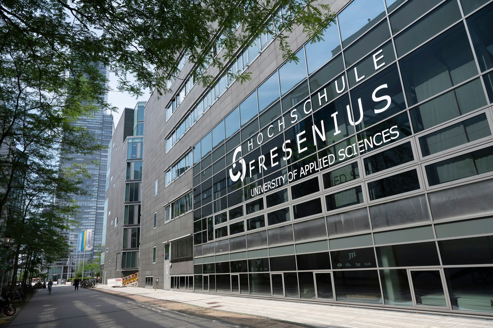 Außenansicht des Gebäudes der Hochschule Fresenius im Kölner Mediapark