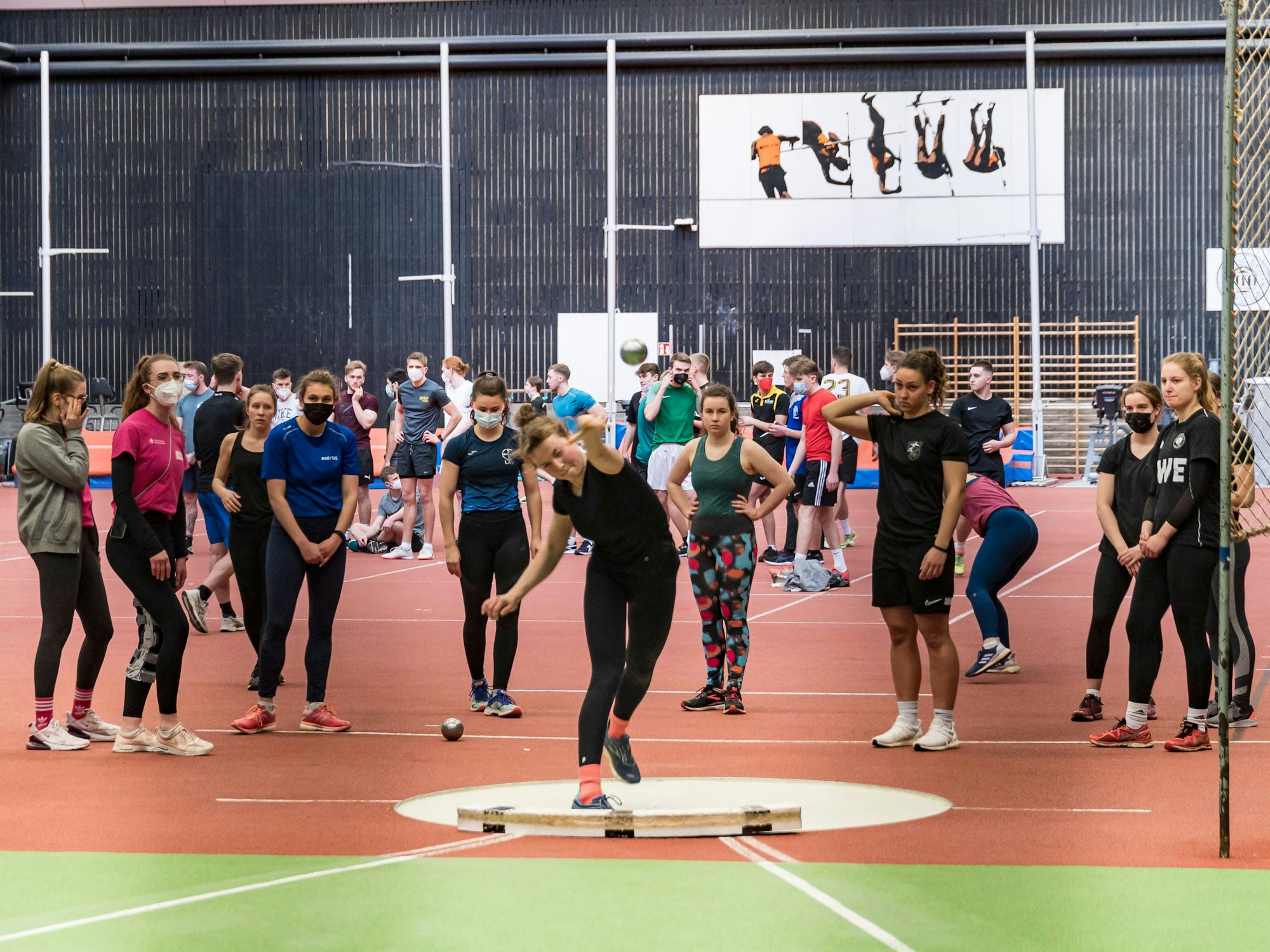 Sportlerinnen und Sportler in einer Halle