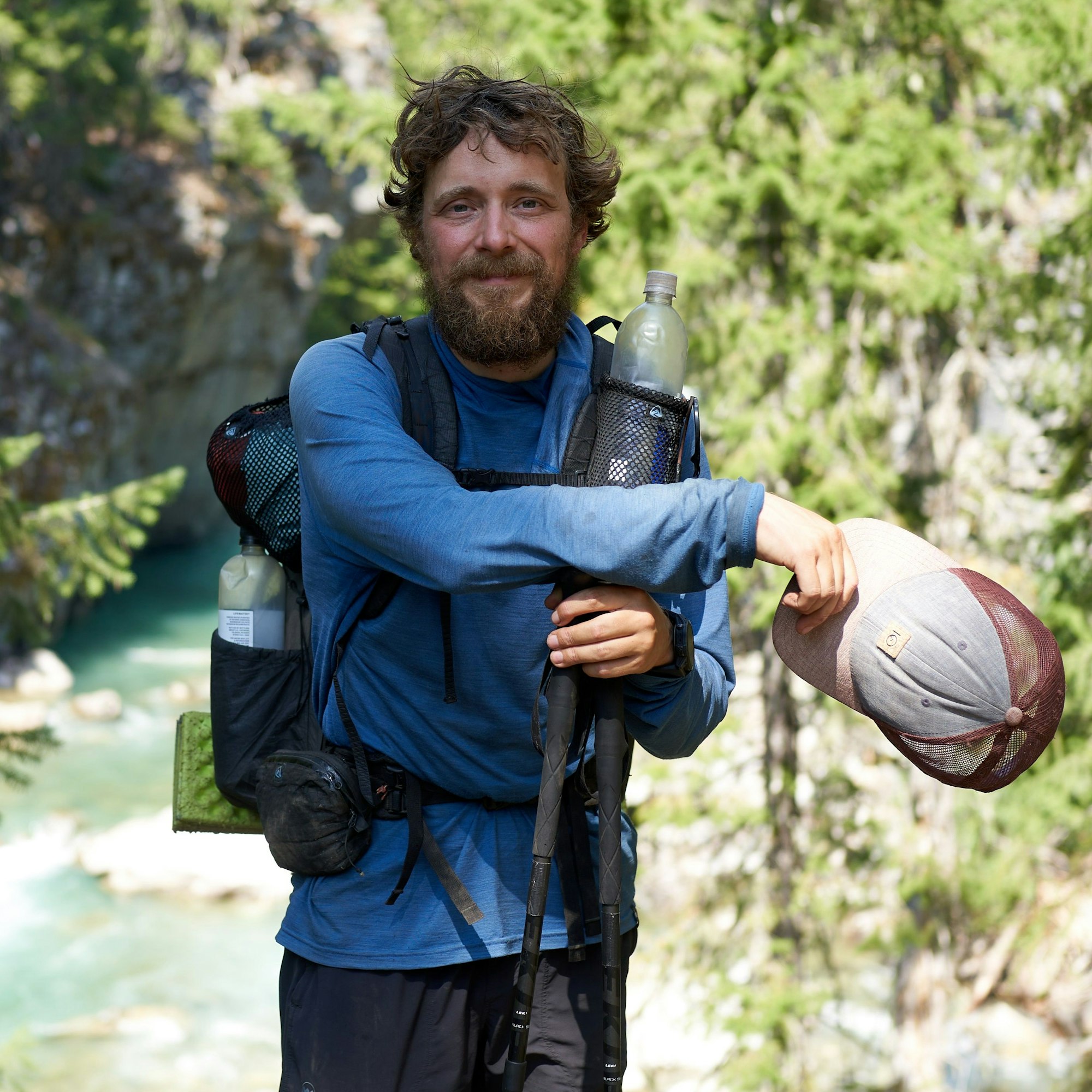 Dr. David Flitsch schaut auf einem Wegstück des PCT in die Kamera.