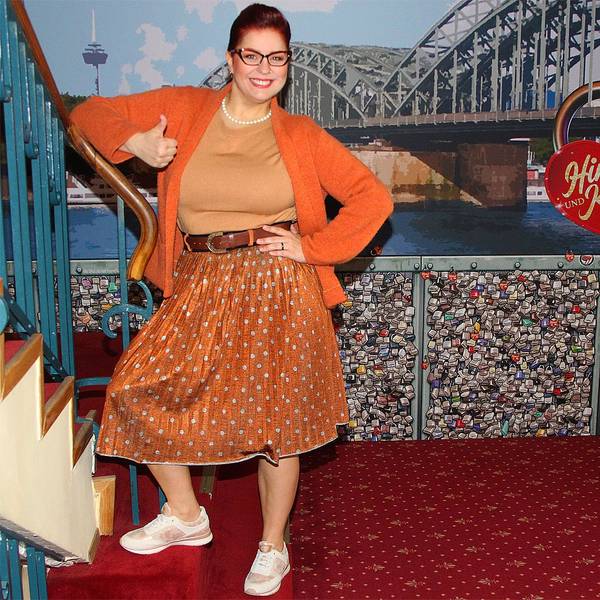 Juliane Bischoff aus Kall steht im Foyer der Volksbühne in Köln an einer Dekoration des Muiscals „Himmel und Kölle“, in dem sie mitspielt.