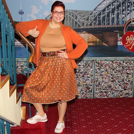 Juliane Bischoff aus Kall steht im Foyer der Volksbühne in Köln an einer Dekoration des Muiscals „Himmel und Kölle“, in dem sie mitspielt.