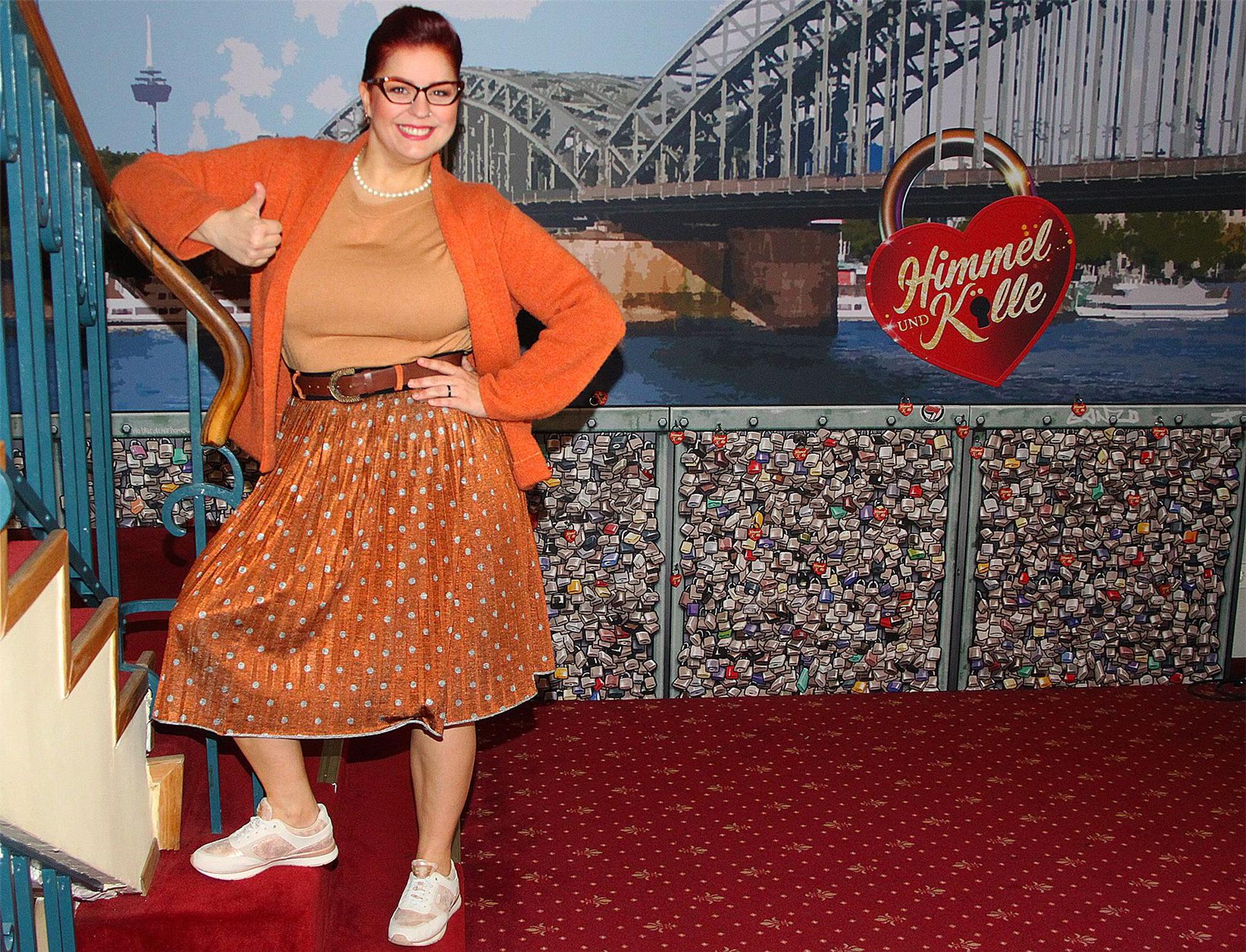 Juliane Bischoff aus Kall steht im Foyer der Volksbühne in Köln an einer Dekoration des Muiscals „Himmel und Kölle“, in dem sie mitspielt.